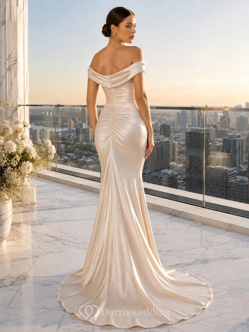 Lujoso vestido de novia de satén drapeado con hombros descubiertos para una fuga romántica en un ático. view 2