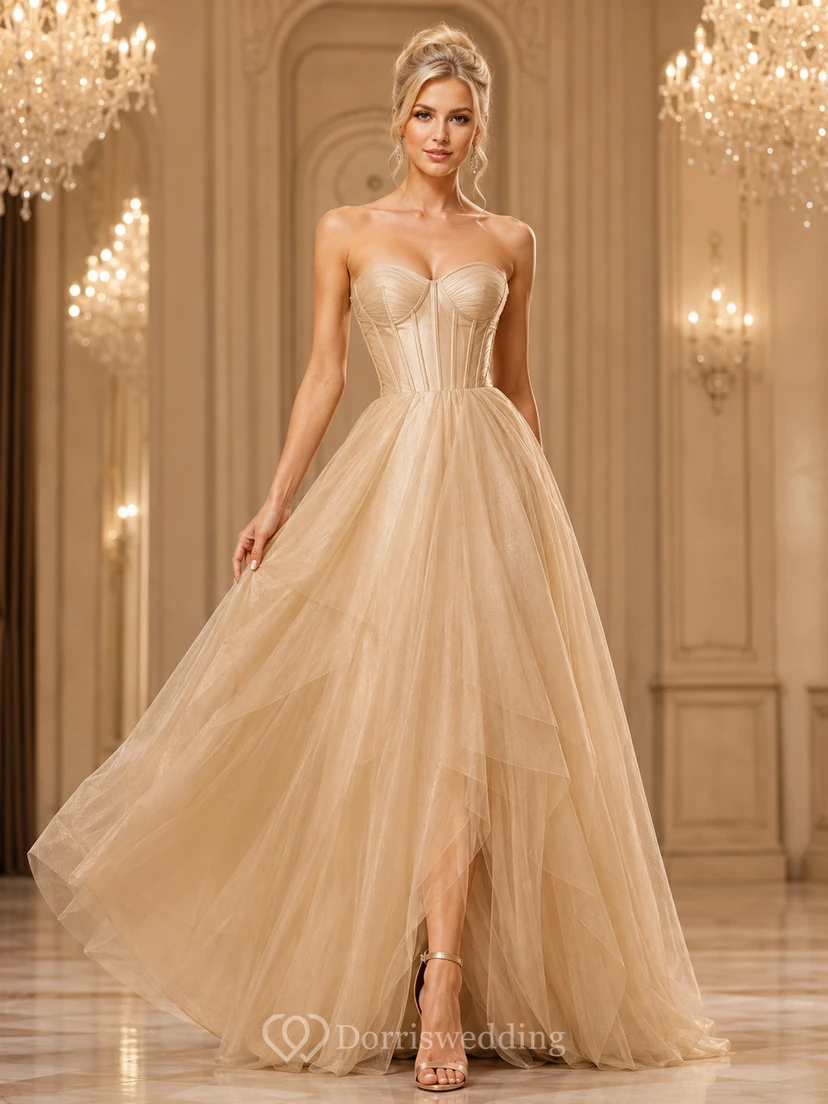 Luxuriöses champagnerfarbenes, trägerloses Ballkleid mit Herzausschnitt, Tüllkorsett und Korsett für den Gerichtssaal