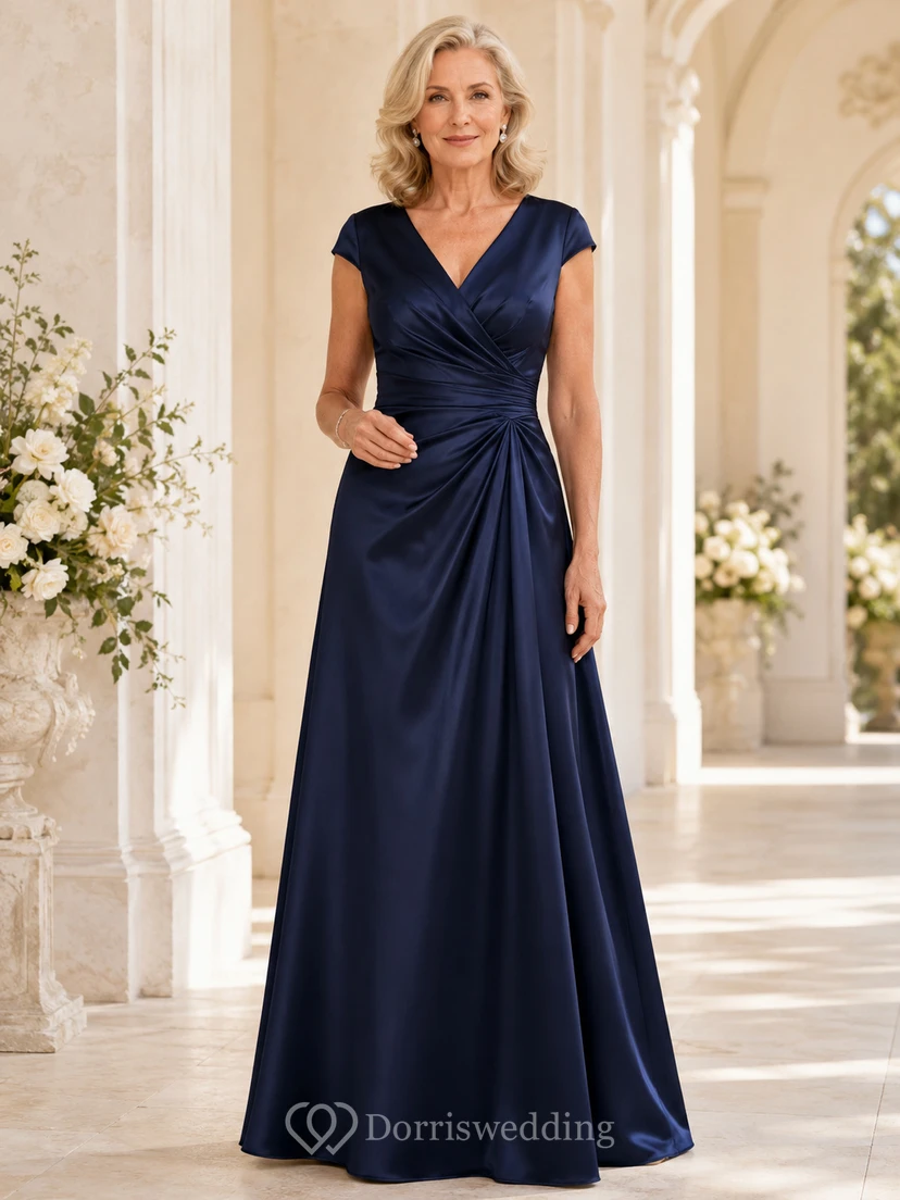 Elegantes, dunkelblaues, bodenlanges A-Linien-Satinkleid in A-Linie für die Mutter der Braut mit V-Ausschnitt, kurzen Ärmeln und drapierter Taille.