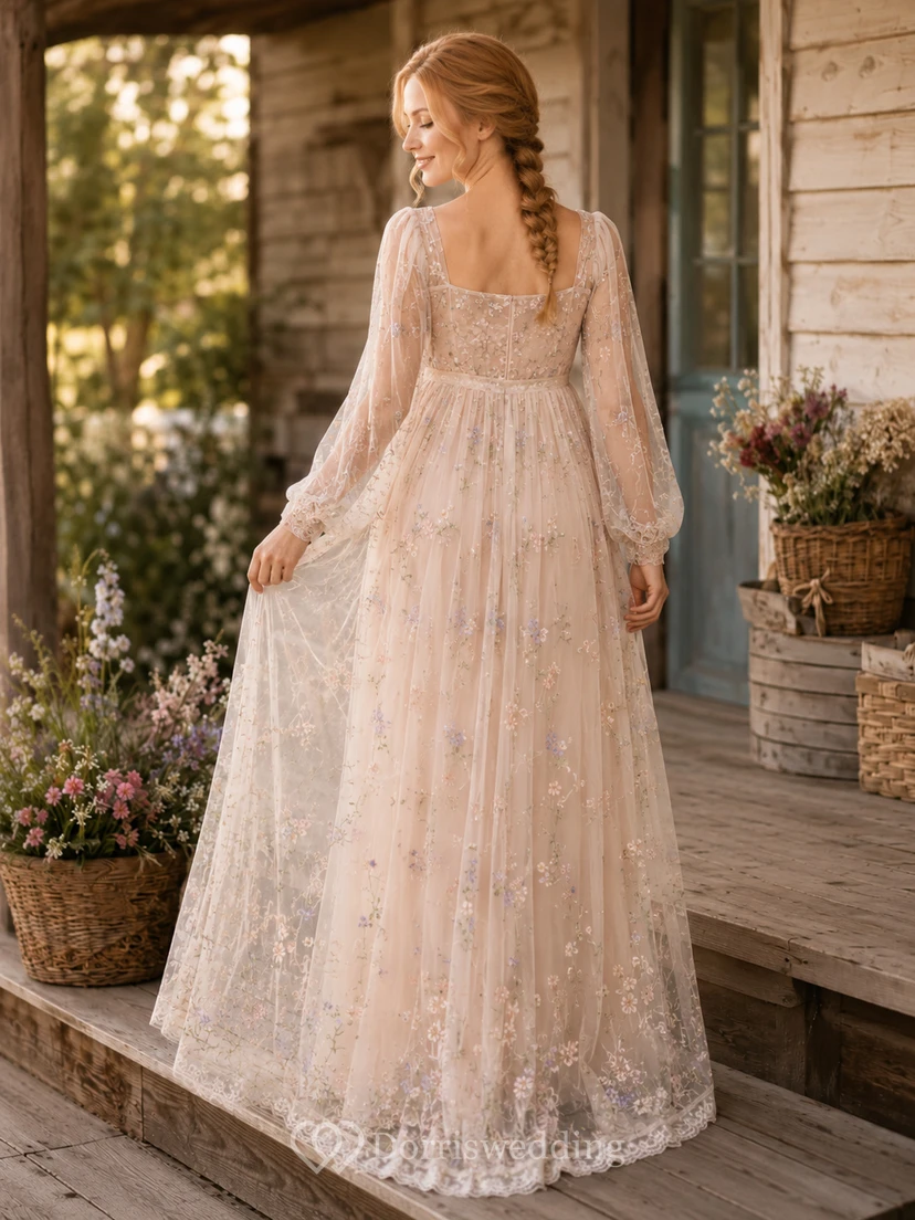 Robe de maternité longue en tulle brodé de fleurs multicolores à manches ballon et manches bouffantes, couleur blush. view 2