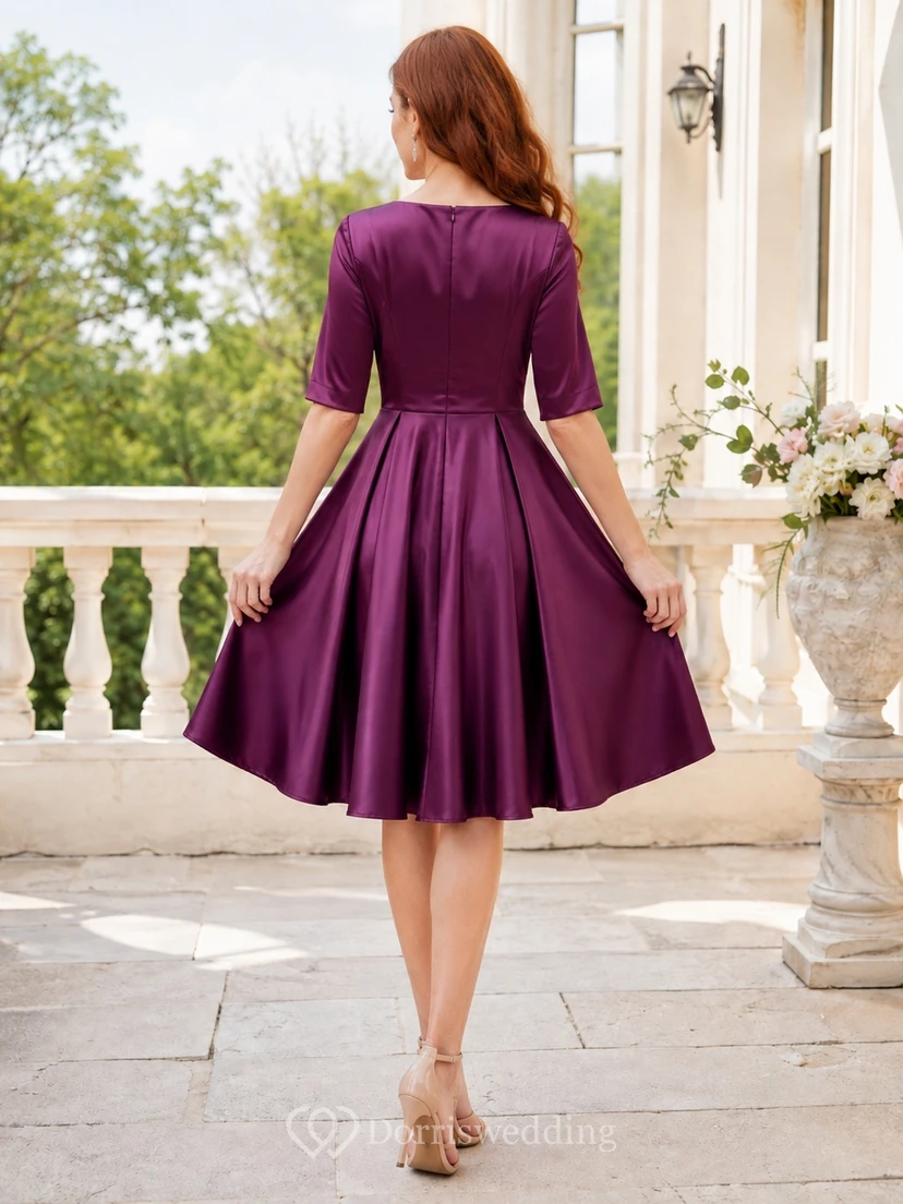 Robe de bal de fin d'année en satin prune, col bateau, manches mi-longues, plissée et évasée view 2