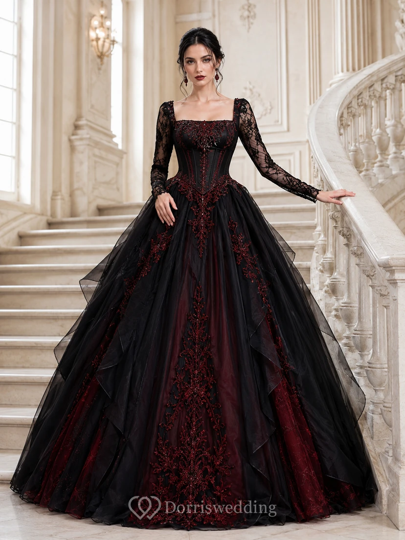 Schwarzes, gotisches, eckiges Ballkleid mit Illusionsausschnitt, langen Ärmeln und gestufter Spitze
