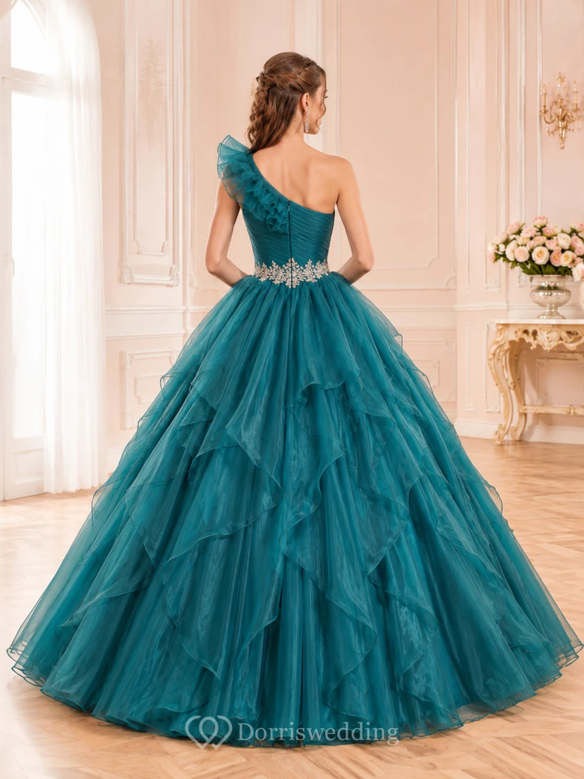 Vestido de fiesta de lujo para quinceañera con un solo hombro, volantes escalonados y tul, diseño de pavo real. view 2
