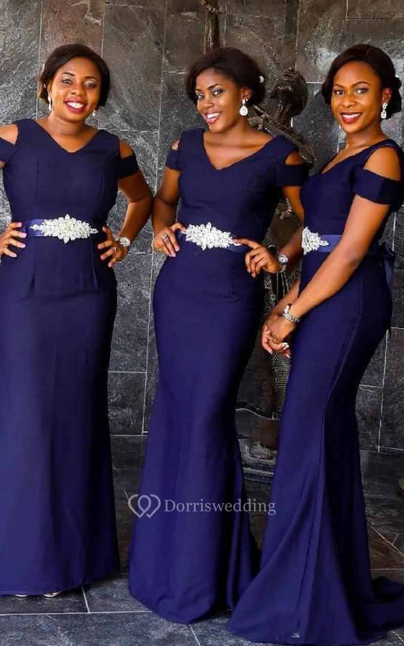 Modernes Brautjungfernkleid aus Satin in Meerjungfrauen-Länge mit kurzen Ärmeln, Perlenstickerei und Bändern, bodenlang.