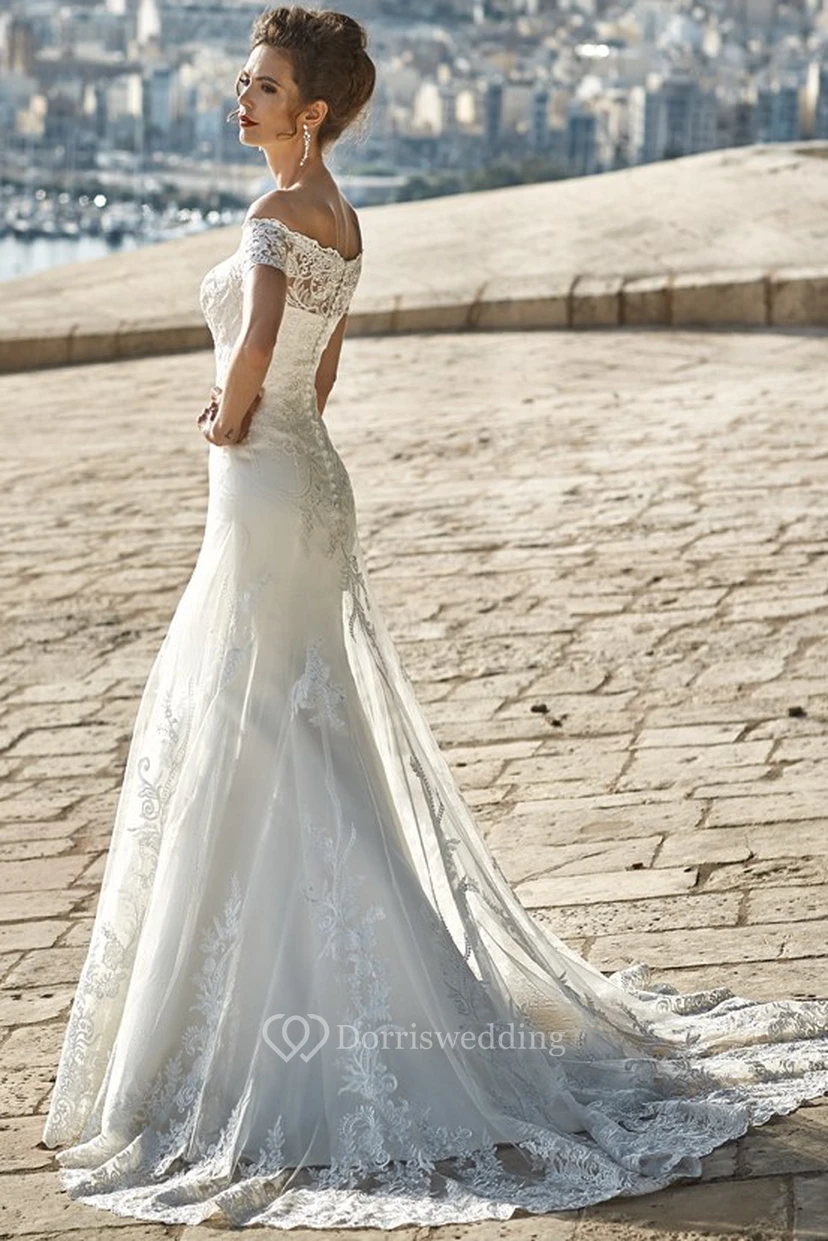 Vestidos de novia de encaje con apliques y escote Bardot, largos hasta el suelo. view 2