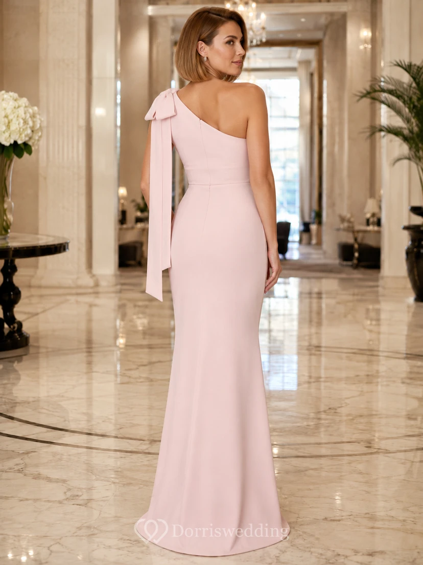 Rosafarbenes, einseitig schulterfreies Etuikleid aus Stretch-Satin mit Schleife – ein formelles Abendkleid, wie es Prominente tragen view 2