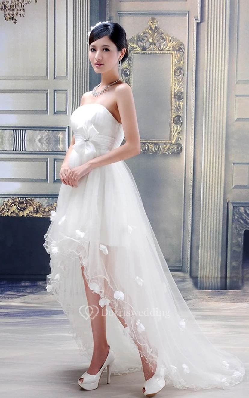 Wunderschönes, trägerloses Tüllkleid mit asymmetrischem Saum, Schleife und Blume view 3