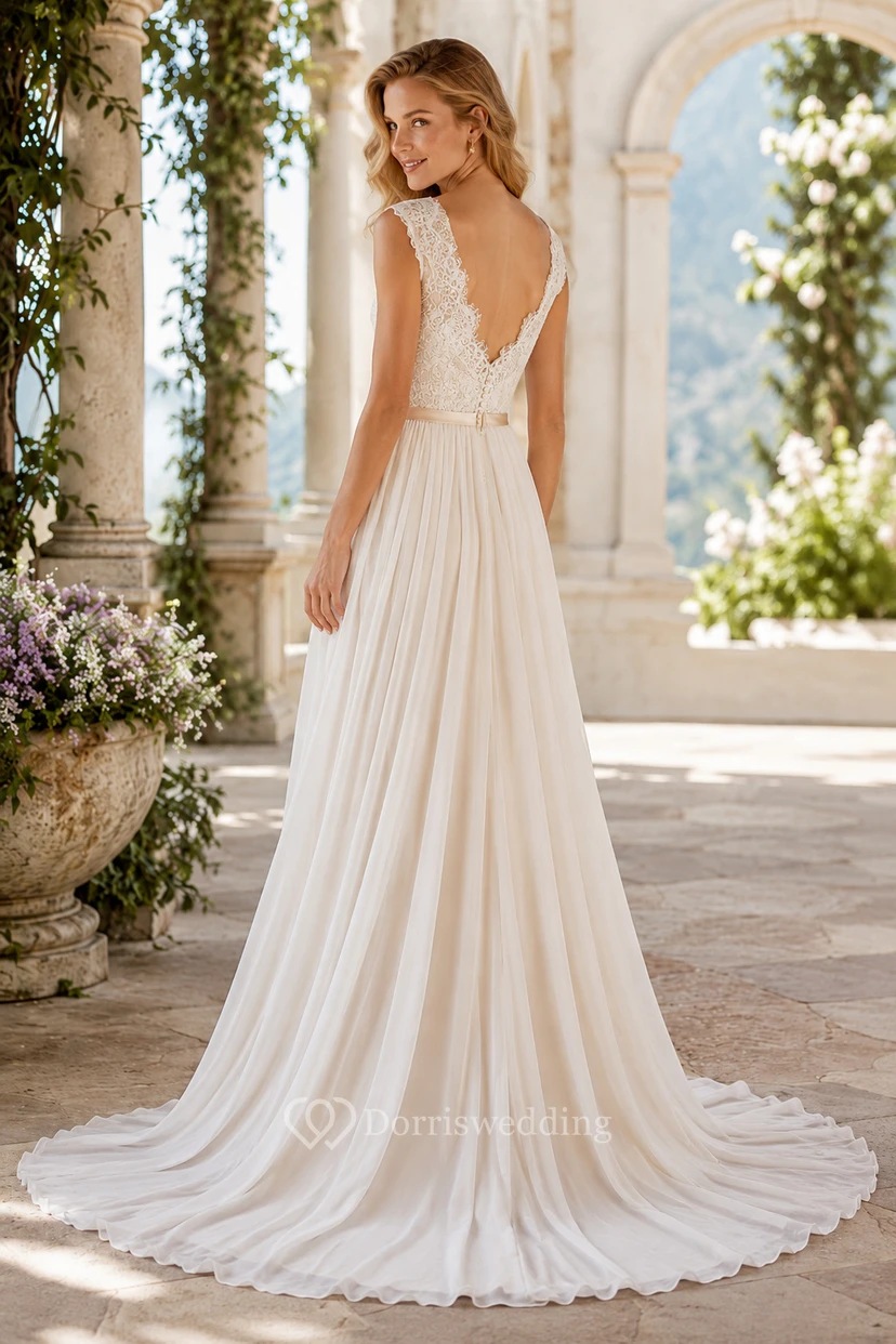 Robe de mariée en mousseline sans manches à col en V avec corsage et traîne. view 3