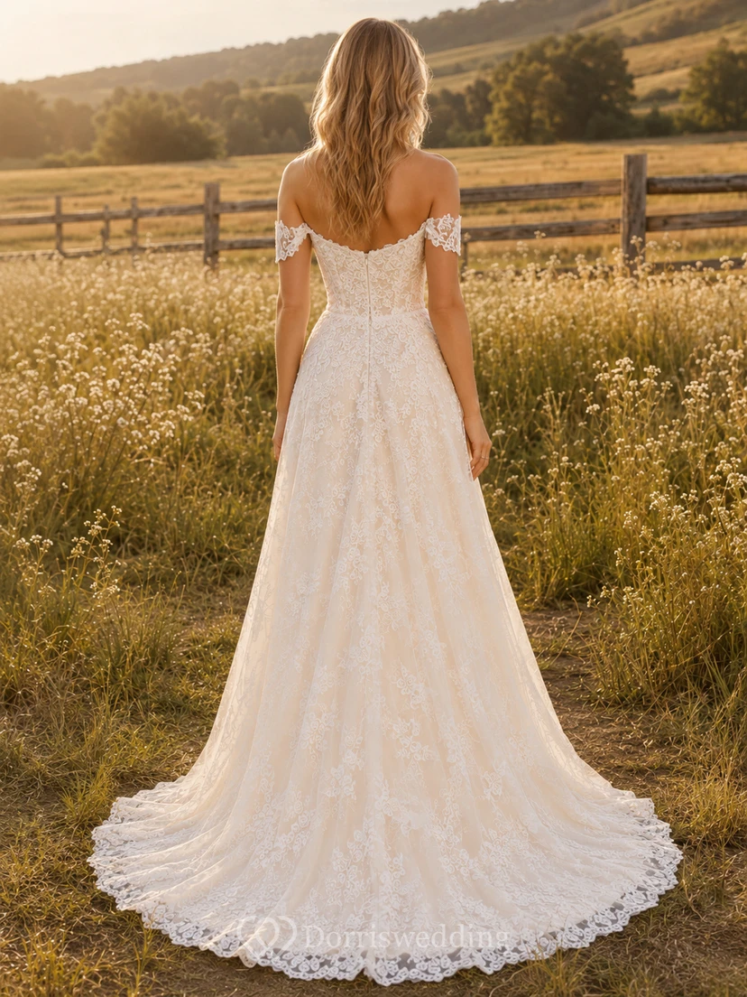 Robe de mariée de maternité en dentelle et tulle, épaules dénudées, manches papillon et traîne courte view 2