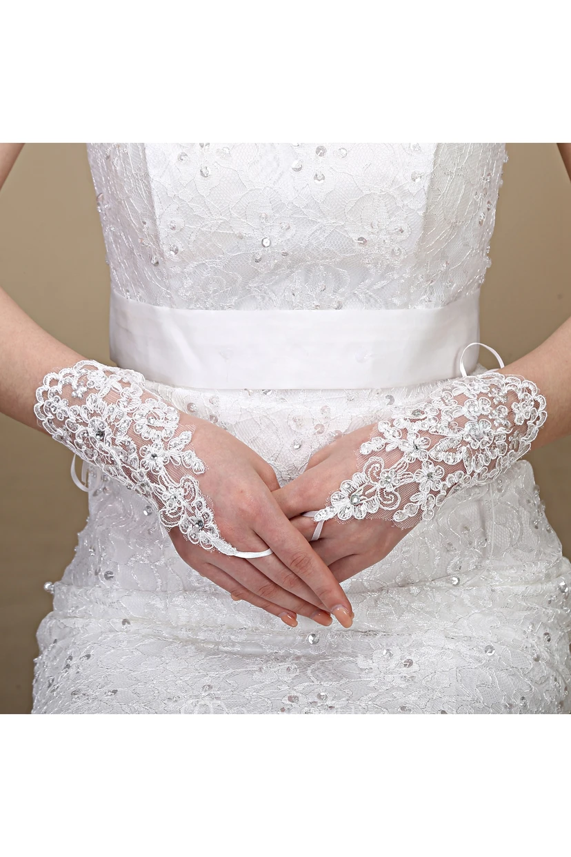 Gants courts à brides et crochets en dentelle et sequins, neufs view 2
