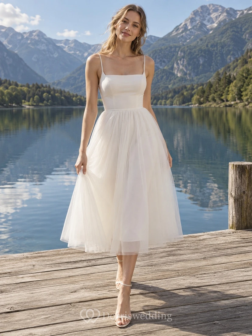 Vestido de novia de tul sin mangas, corte en A, largo hasta la rodilla y escote cuadrado.