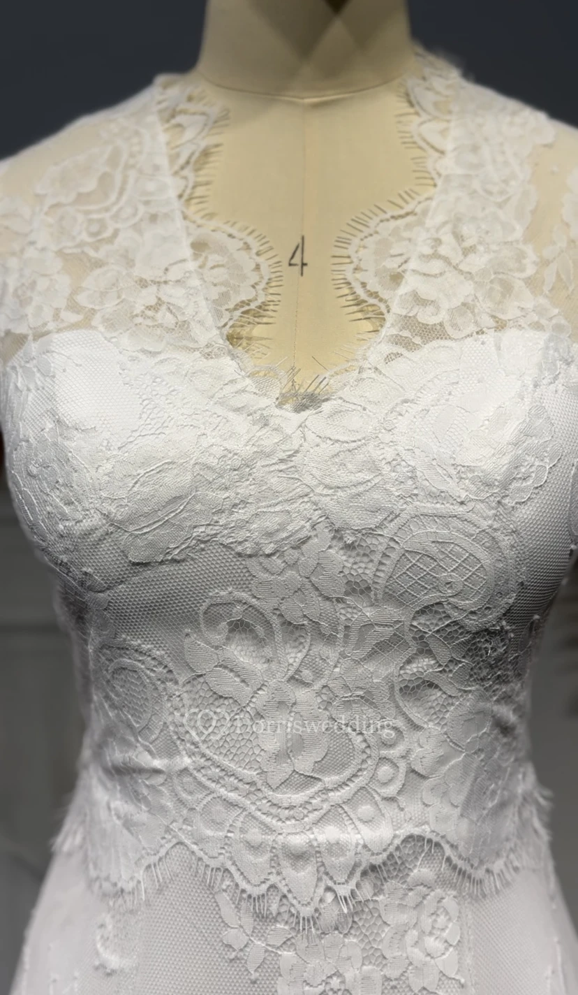 Vestido de novia ajustado con gorro de encaje vintage color marfil view 4