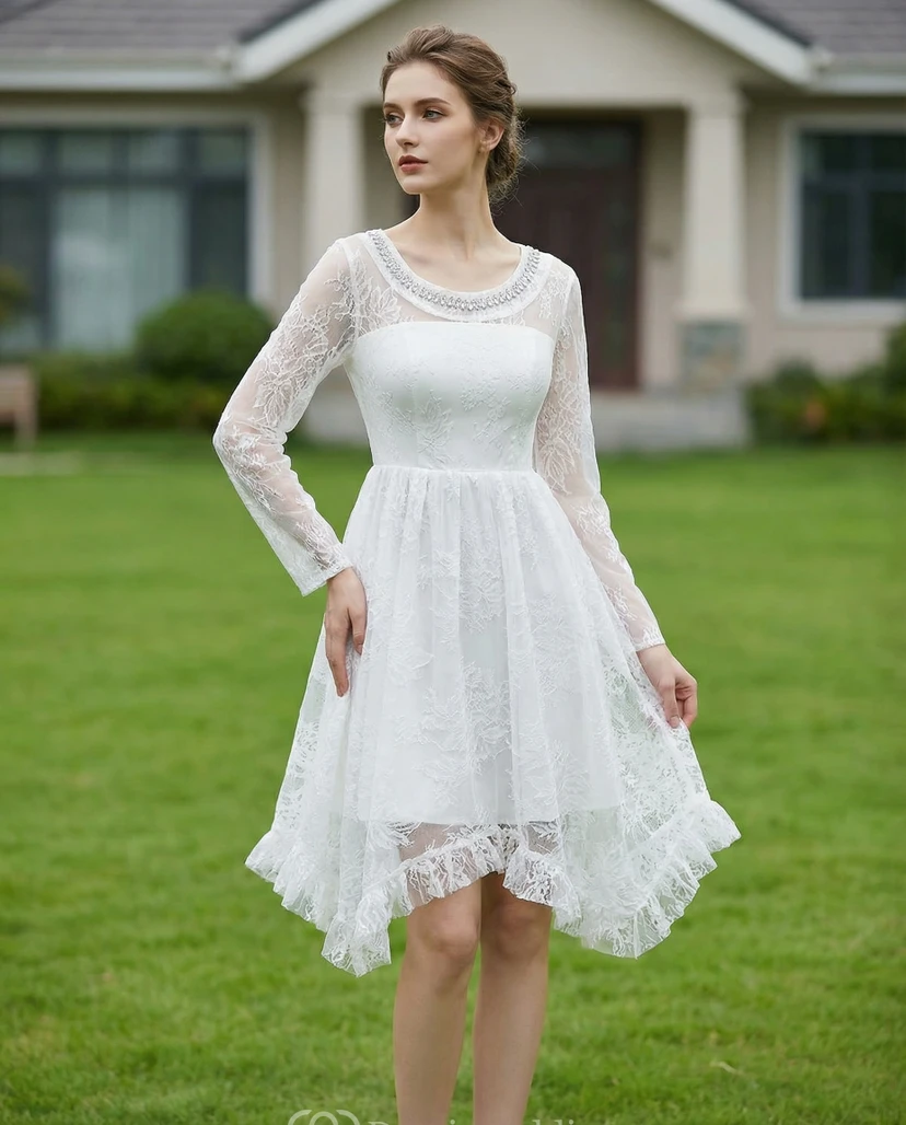 Robe de mariée en dentelle à manches longues arrivant aux genoux