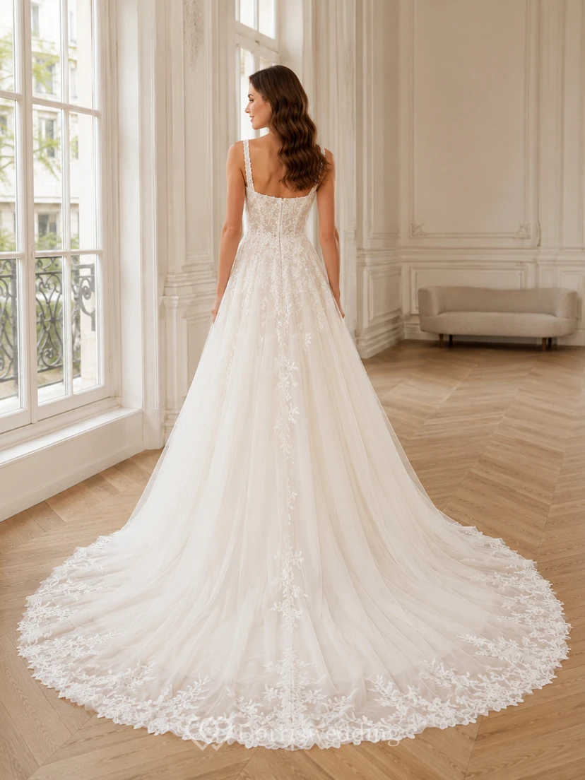 Robe de mariée raffinée en dentelle et tulle, col carré, sans manches, coupe trapèze, traîne chapelle, applications florales, style salon view 2