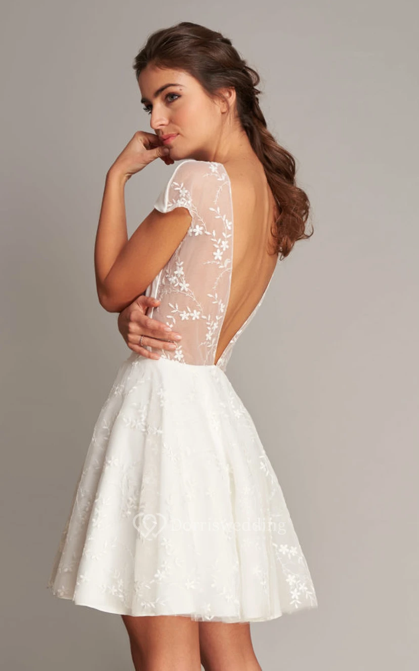 Robe de mariée courte en satin et dentelle, coupe trapèze, manches courtes et dos en V, style décontracté. view 2