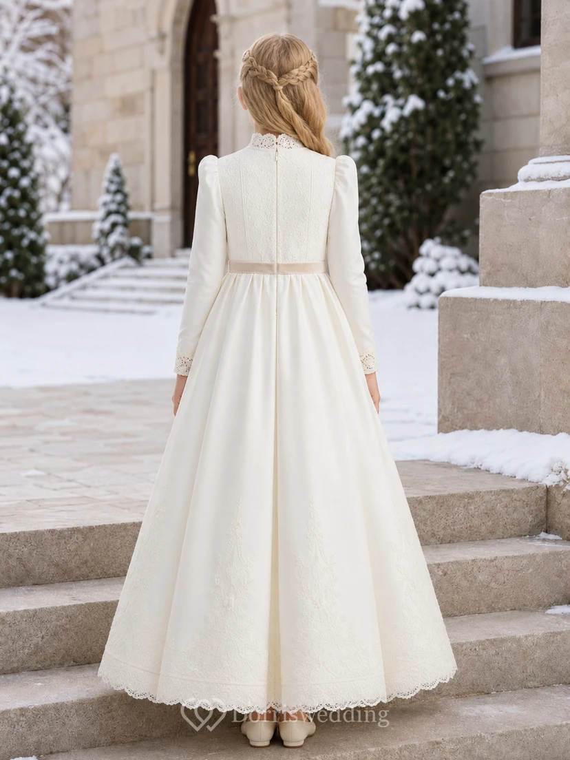 Robe de première communion vintage en satin et dentelle, col montant et manches bouffantes. view 2