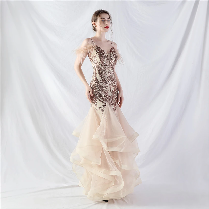 Robe de danse artisanale en filet rigide orné de plumes d'autruche, de perles et de fleurs, confectionnée en maille. view 34