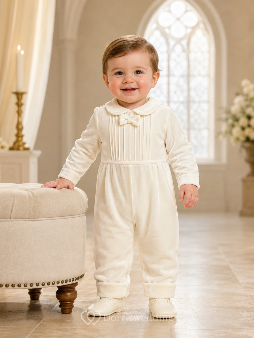 Mono de bautizo color crema con cuello Peter y mangas largas con pliegues para bebé niño.