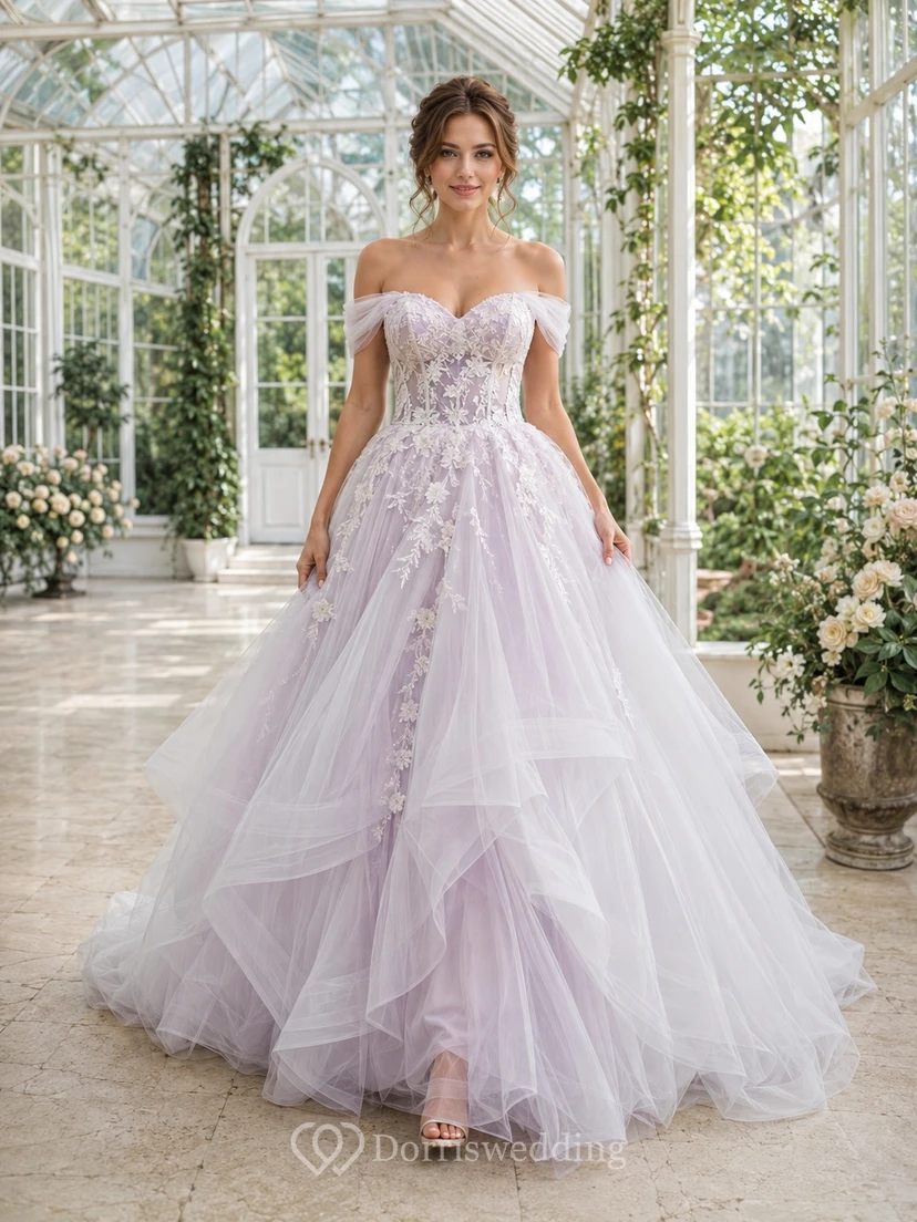 Lavendelfarbenes, mehrlagiges Tüll-Brautkleid mit schulterfreiem Ausschnitt, kurzen Ärmeln und Kathedralenschleppe