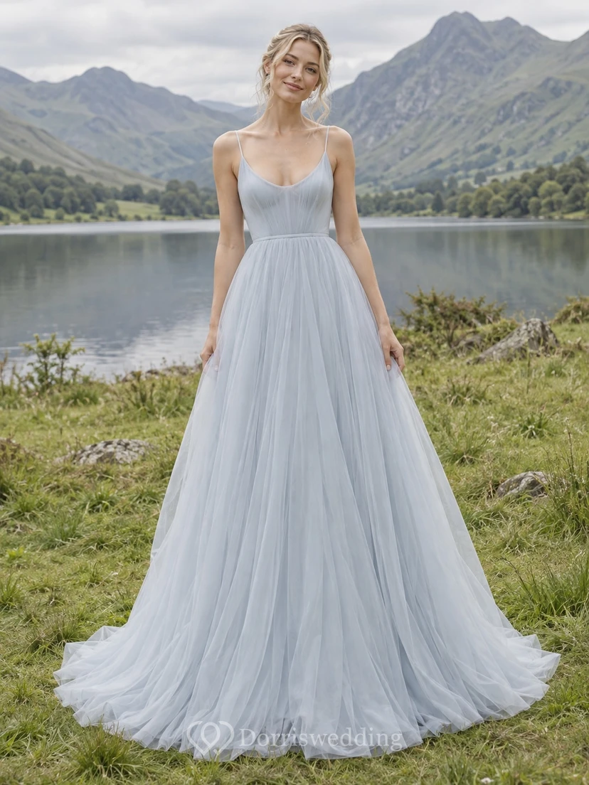 Vestido de novia azul cielo con escote corazón, tul, corte en A, sin mangas y cola larga.