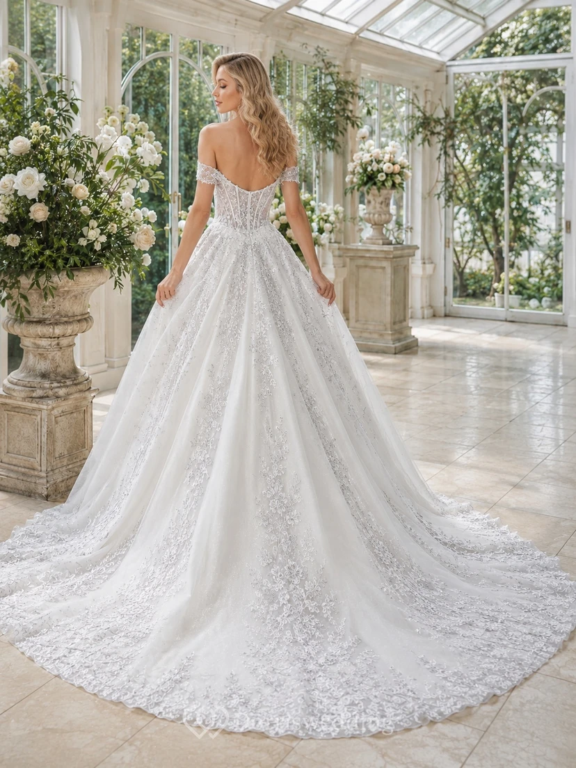 Silbernes, elegantes Ballkleid mit Blütenblättern – schulterfrei, kurze Ärmel, bodenlang, mit Schleppe – Luxuskleid view 2