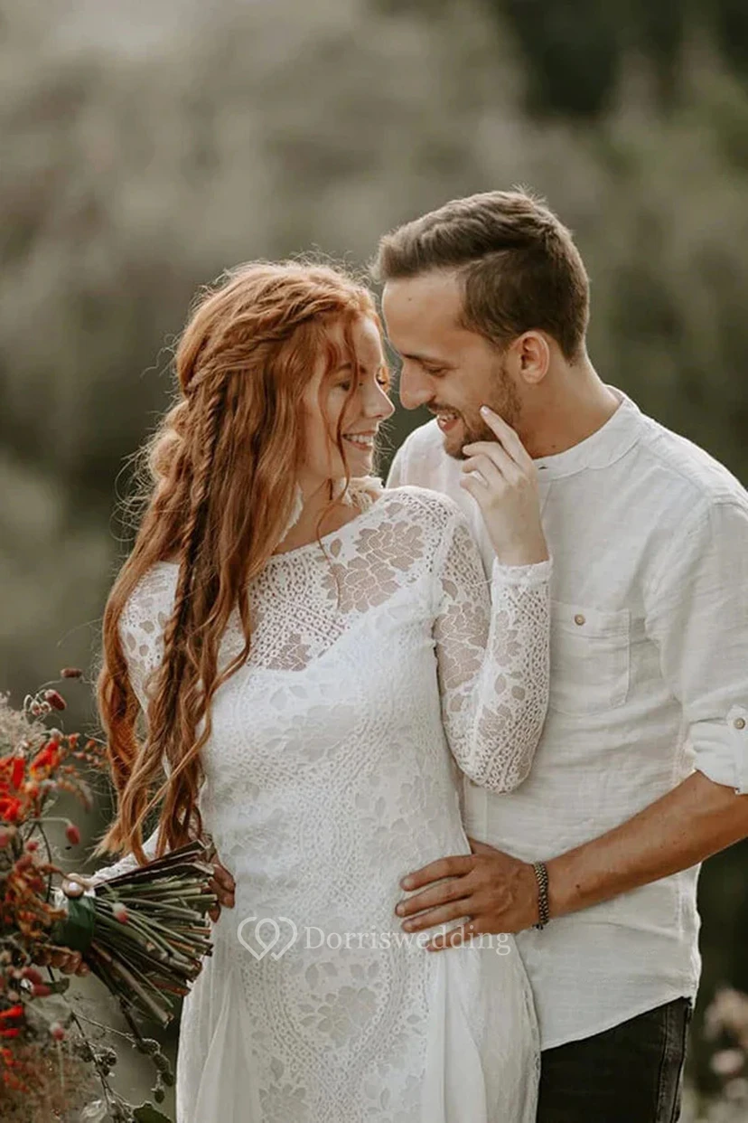 Robe de mariée bohème fourreau à manches longues et col rond en dentelle style champêtre view 4