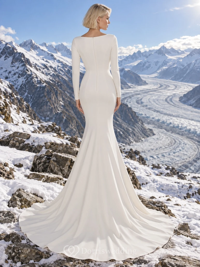 Vestido de novia sencillo y modesto, estilo sirena, con escote barco, mangas largas y cola corta. view 2