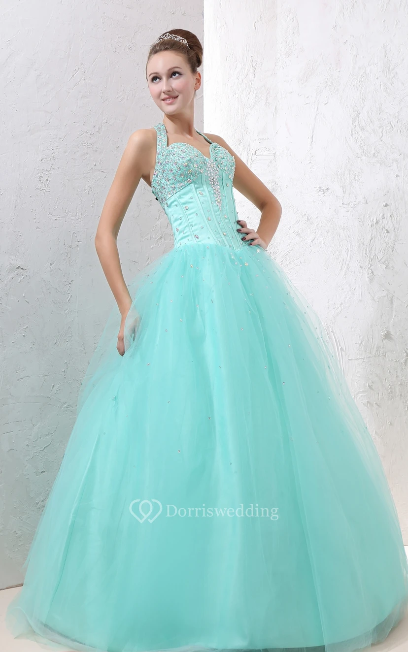 Robe de bal trapèze décolletée en cœur, ornée d'un corsage perlé et d'un jupon en tulle.