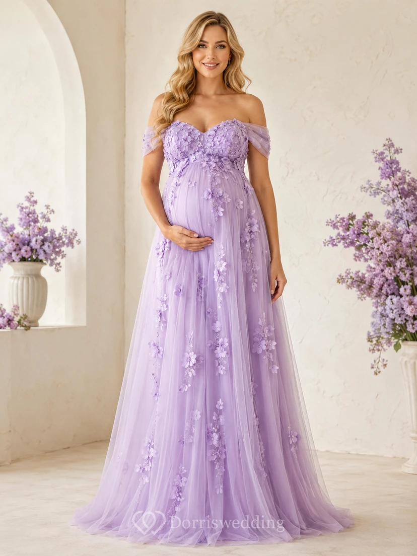 Robe de maternité lilas à épaules dénudées, ornée d'appliqués floraux en tulle, coupe trapèze et longueur au sol