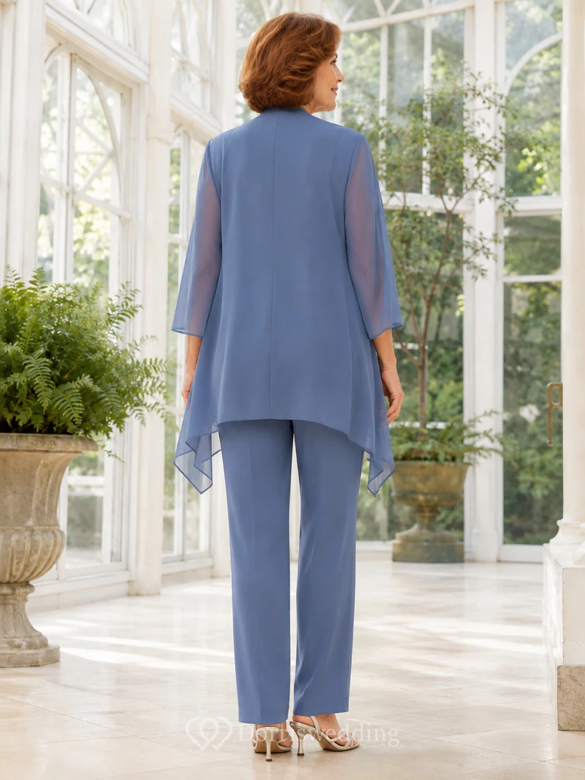 Stahlblauer, moderner Hosenanzug mit Rundhalsausschnitt, abnehmbarer asymmetrischer Chiffonjacke und geradem Bein – perfekt für die Mutter der Braut. view 2