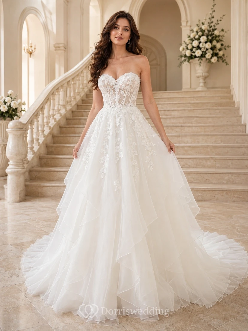 Robe de mariée bustier en dentelle florale, coupe trapèze, corset en tulle et traîne chapelle