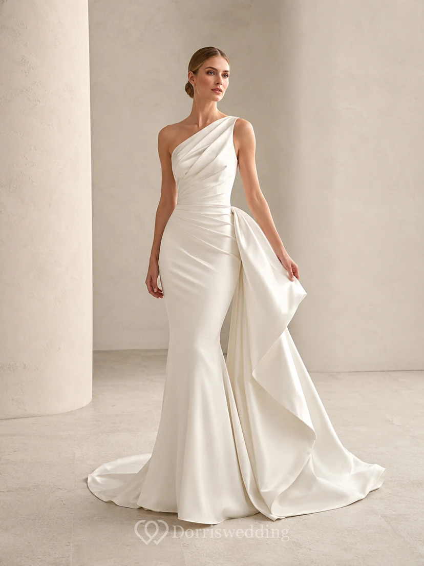 Robe de mariée élégante en satin moderne asymétrique sans manches, coupe sirène, drapée sur le côté.