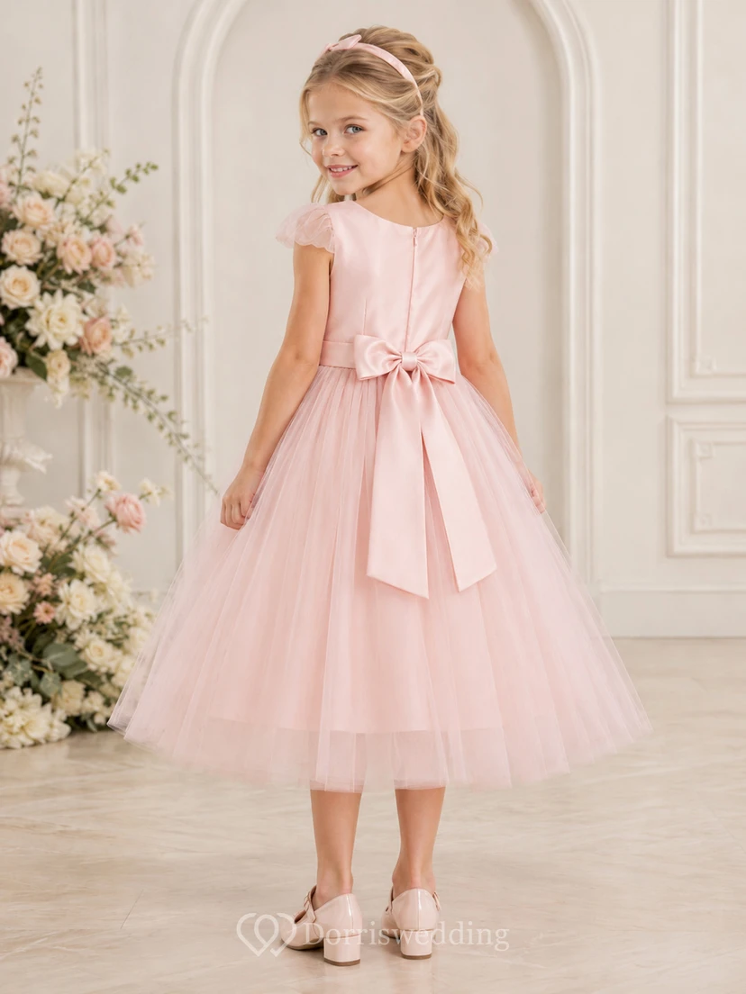 Robe de demoiselle d'honneur en tulle rose poudré, coupe trapèze, manches à volants, longueur thé, avec nœud. Idéale pour un mariage champêtre. view 2