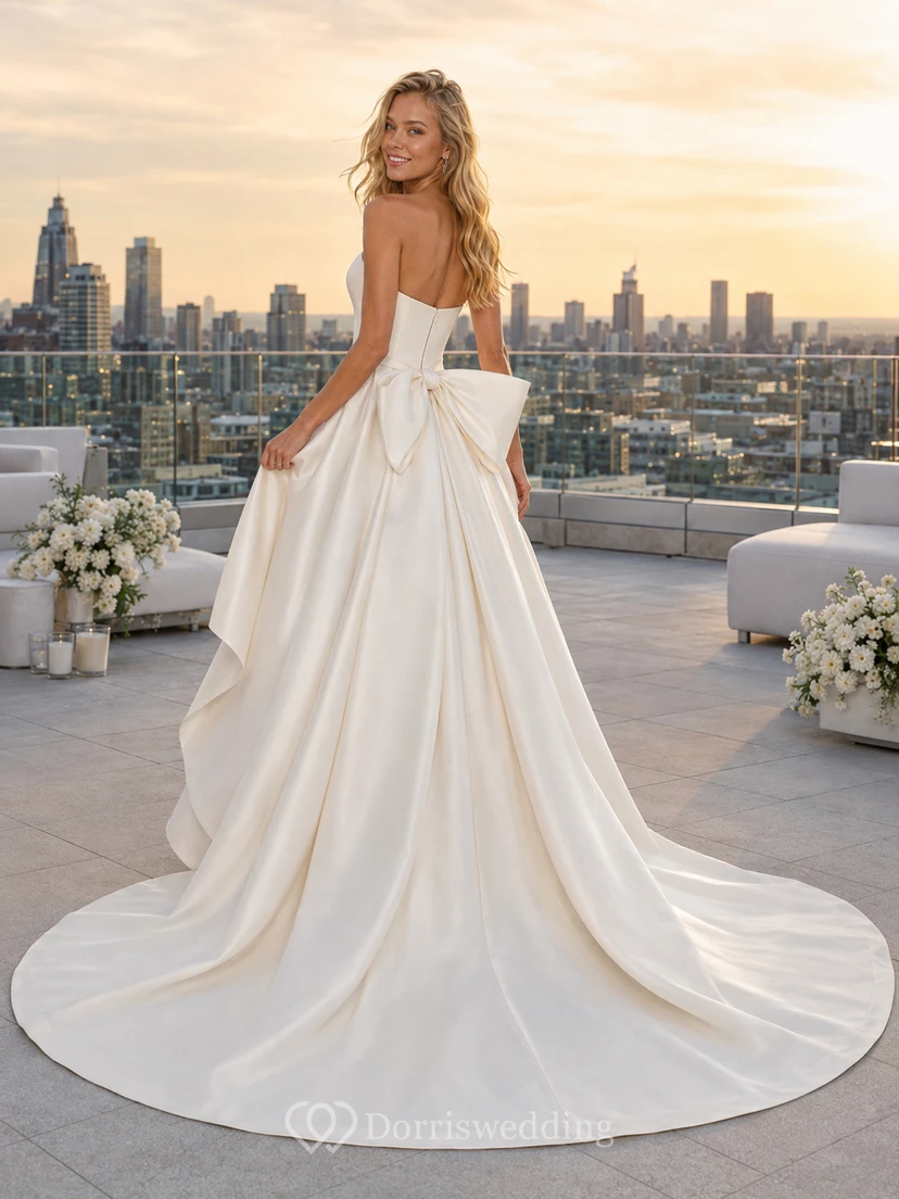 Vestido de novia asimétrico sin tirantes con cola desmontable para bodas en azoteas view 2