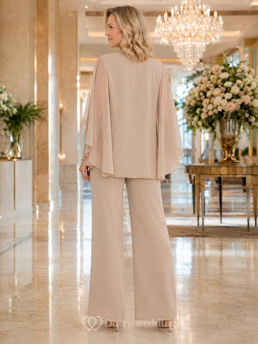 Eleganter, champagnerfarbener Hosenanzug aus Spitze mit weitem Bein, langem Cape und weitem Bein, Dreiviertelärmeln und fließendem Überwurf für die Mutter der Braut view 2