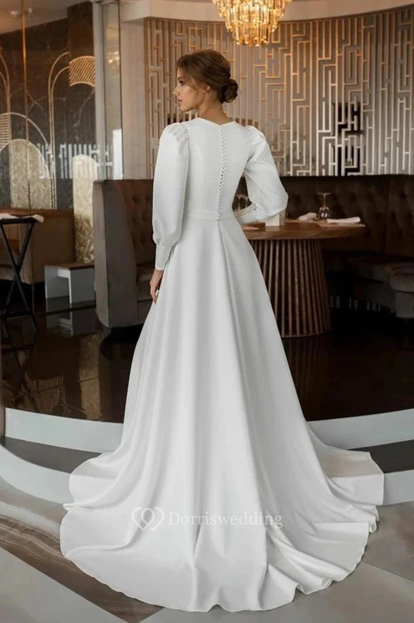 Robe de mariée blanche à col montant et manches bouffantes view 3