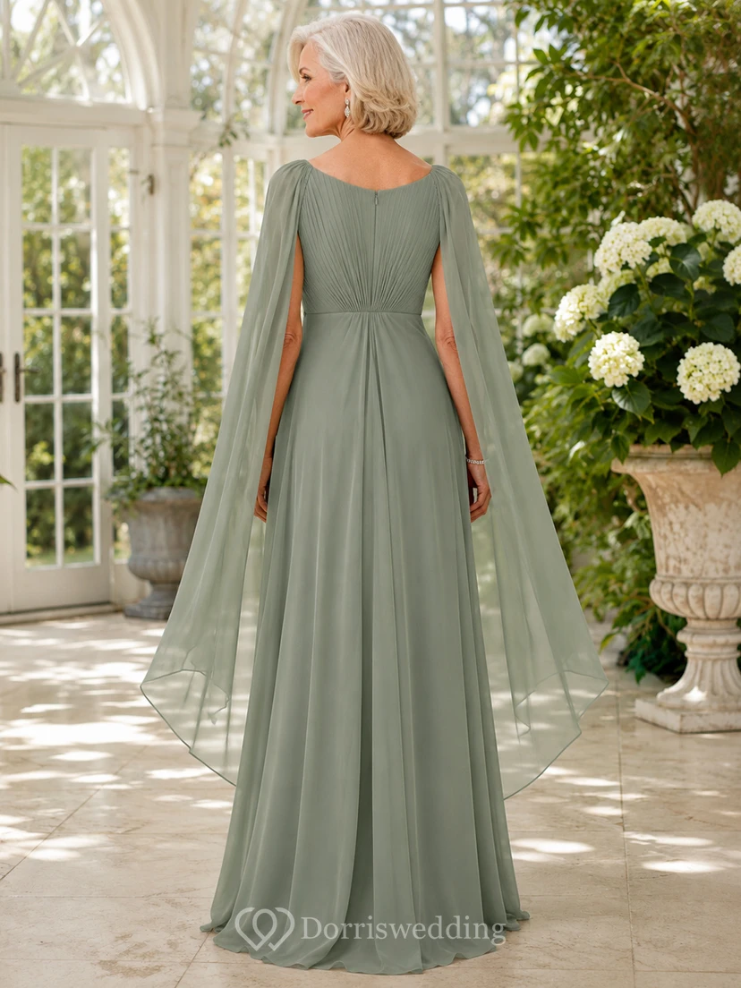 Salbeigrünes, bodenlanges A-Linien-Chiffonkleid in schlichter Eleganz für die Mutter der Braut mit Rundhalsausschnitt, langem, geschlitztem Cape und Empire-Taille. view 2