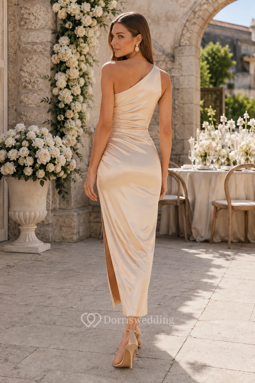 Vestido de invitada de boda color champán, de satén, corte recto, un solo hombro, sin mangas, fruncido, largo hasta la rodilla. view 2
