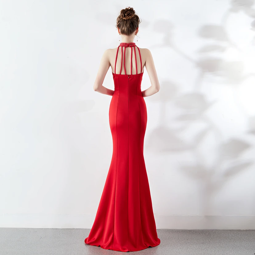 Robe de mariée longue rouge à traîne et col halter, style automne, pour un banquet de mariage ou une soirée. view 38