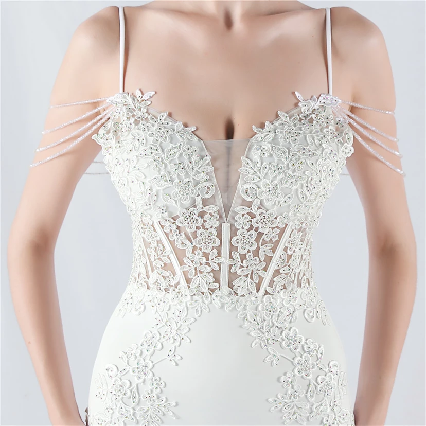 Robe de soirée à col montant en dentelle et perles, ornée d'un gilet à chevrons et d'un haut en dentelle. view 98