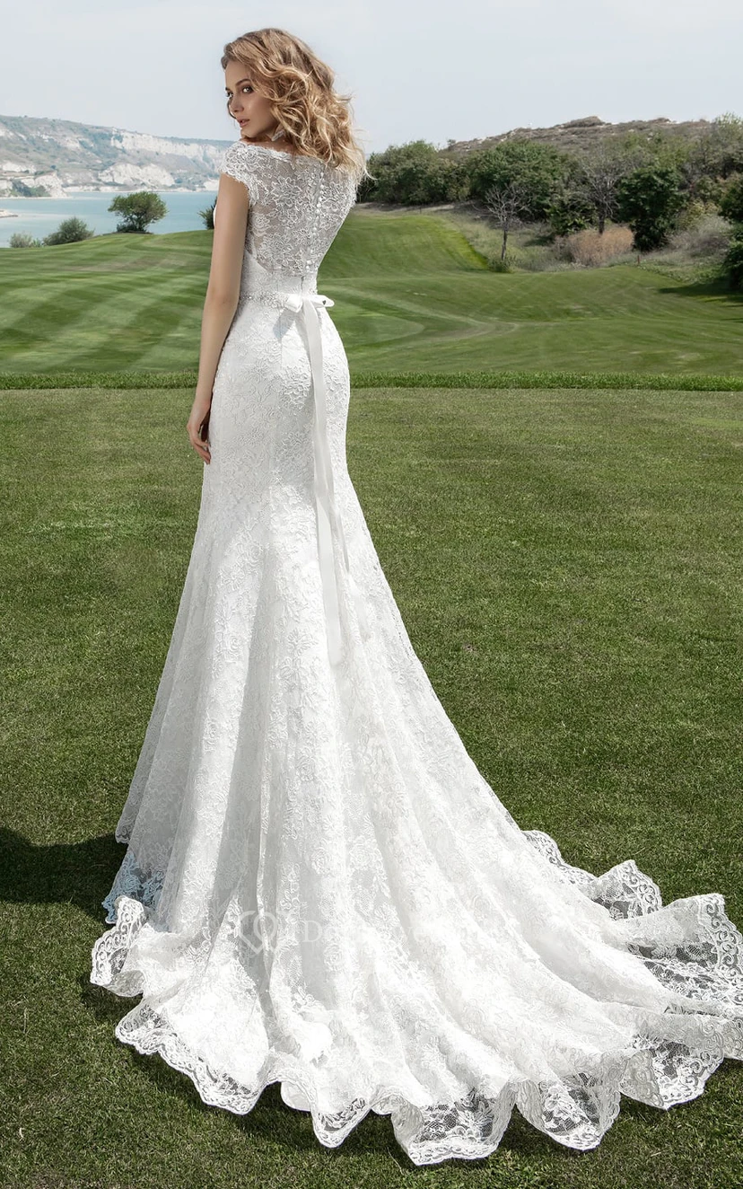 Robe de mariée fourreau modeste à encolure bateau, manches courtes et taille perlée view 2