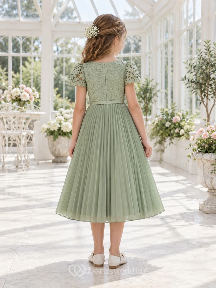 Vestido de niña de flores modesto, de corte A, de gasa, con mangas cortas, estampado floral verde salvia y pliegues. view 2