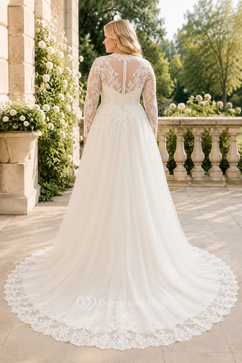 Robe de mariée grande taille à col montant en dentelle et coupe trapèze view 2