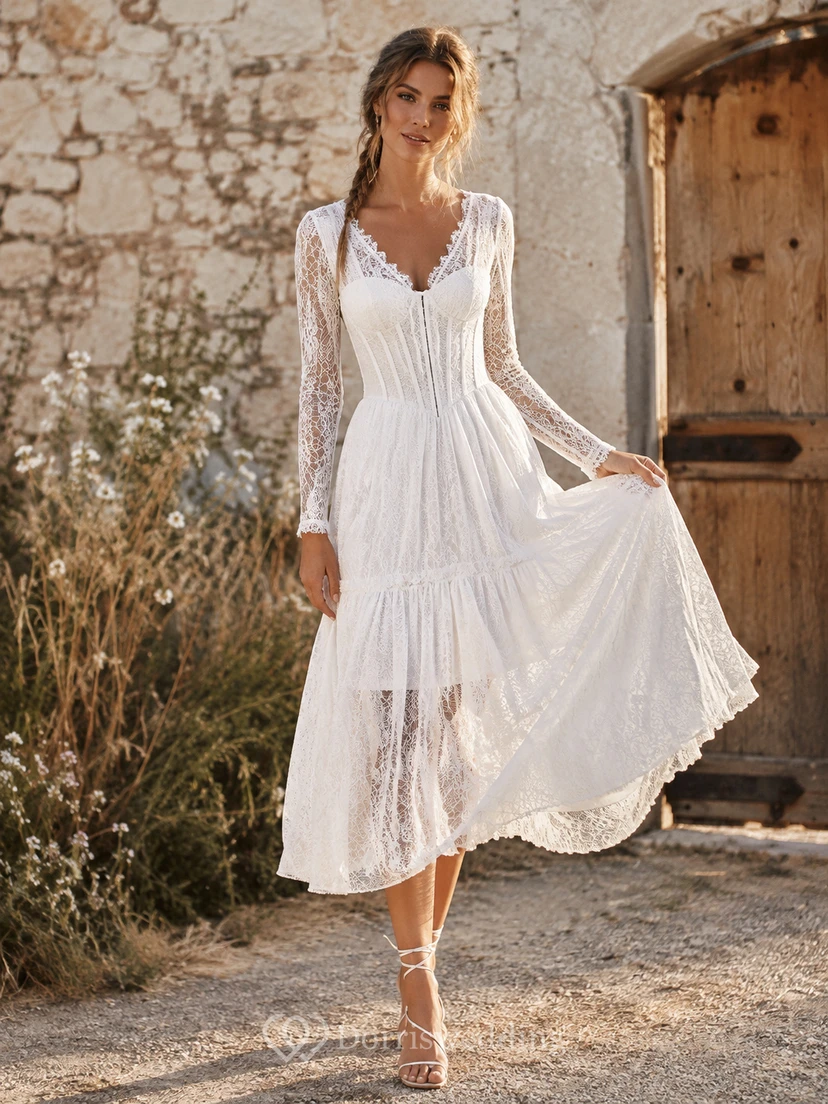 Vestido blanco de corte A largo midi con escote corazón, mangas acampanadas y encaje, estilo bohemio.