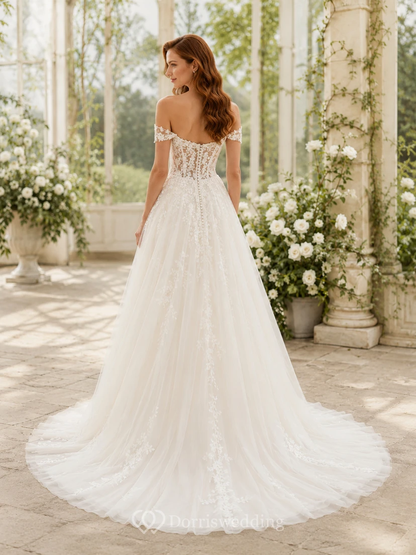 Robe de mariée en dentelle et tulle, coupe trapèze, épaules dénudées, traîne chapelle, dos corset lacé view 2