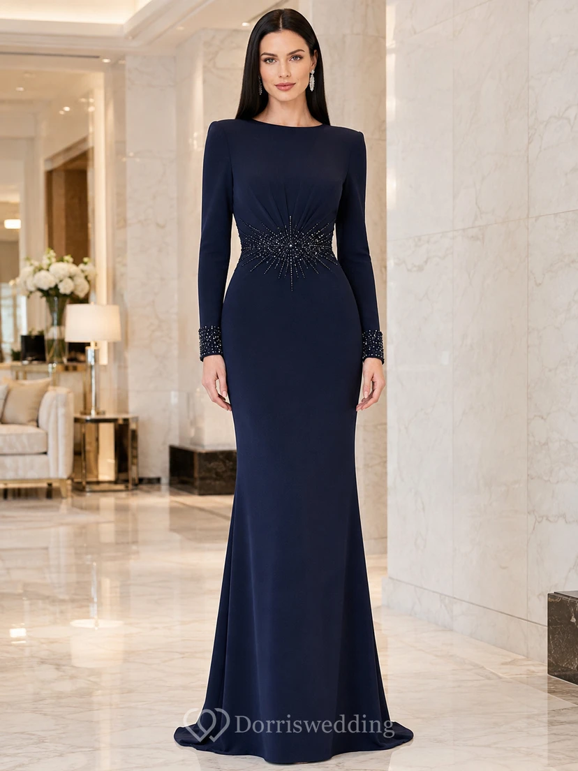 Vestido de noche azul marino de manga larga estilo barco con bordados y detalles de jersey, corte sirena.