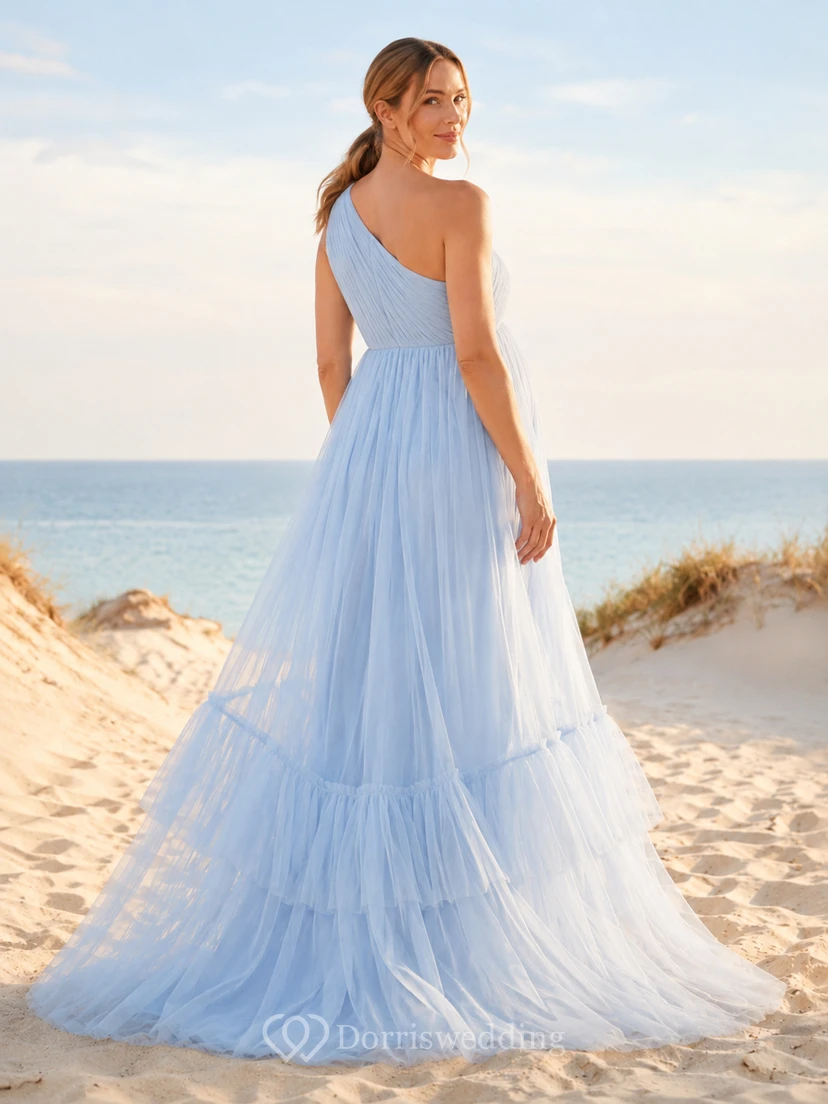 Vestido de maternidad romántico azul cielo con un solo hombro, falda imperio de tul escalonada y cola larga. view 2
