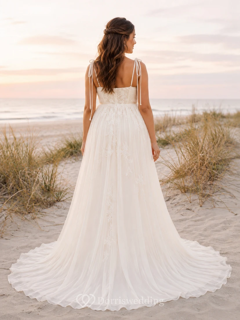 Robe de mariée en tulle style empire, épaules dénudées, longueur au sol, idéale pour la plage. view 2