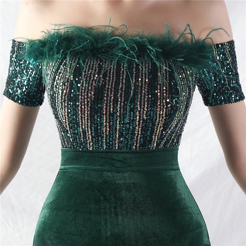 Vestido de noche asimétrico de terciopelo con plumas de avestruz. view 48