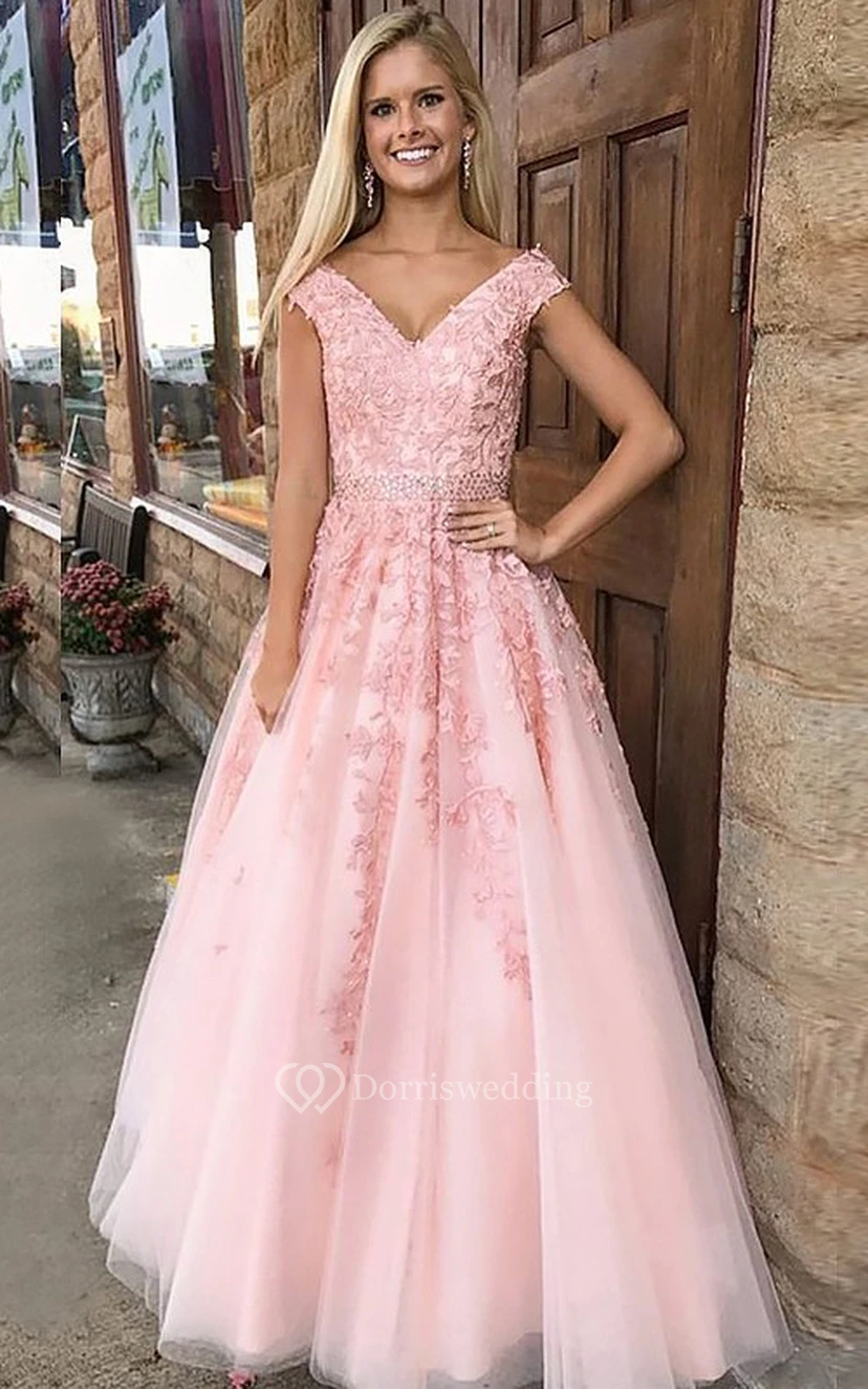 Robe de soirée adorable en tulle, coupe trapèze, sans manches, longueur au sol, ornée d'appliqués